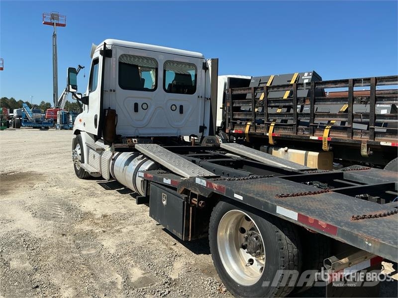Freightliner Cascadia 113 Car Carrier Truck Autotransportere / Knæklad