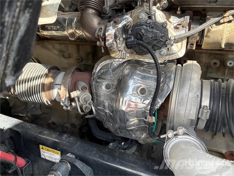 Freightliner Cascadia 126 6x4 T/A Sleeper Truck Tractor 中古トラクターヘッド | トレーラーヘッド