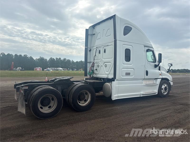 Freightliner Cascadia 125 6x4 T/A Sleeper Truck Tractor Vilcēji