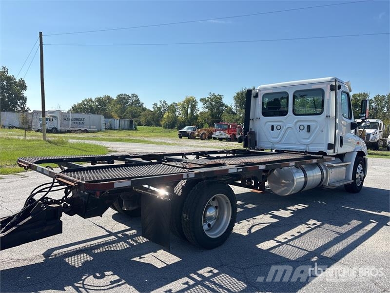 Freightliner Cascadia 113 4x2 Car Carrier Truck Trasportatore per veicoli