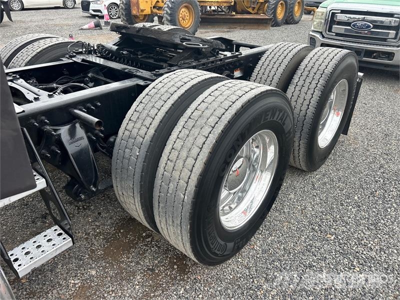 Freightliner Cascadia 126 6x4 T/A Sleeper Truck Tractor Vilcēji