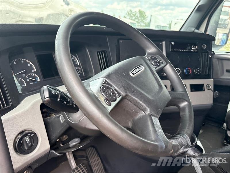 Freightliner Cascadia 126 6x4 T/A Sleeper Truck Tractor (Inoper Тягачі