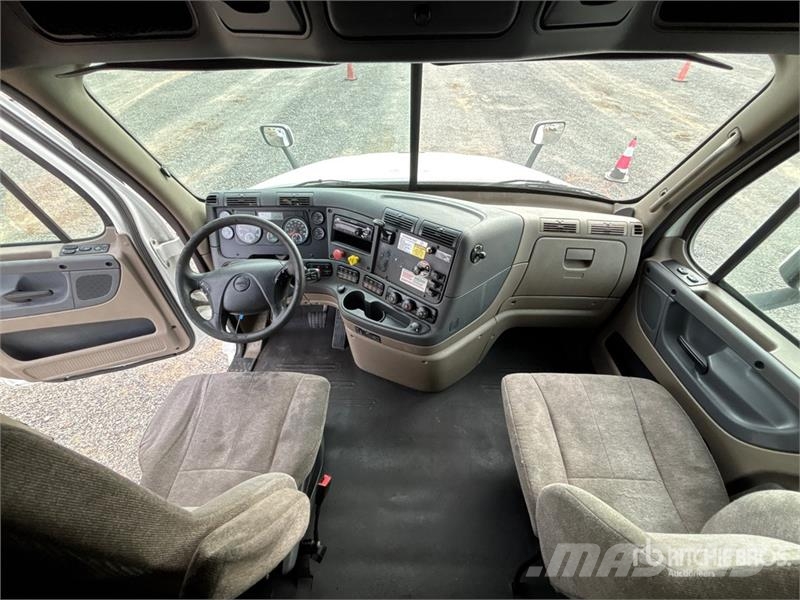 Freightliner Cascadia 125 6x4 T/A Sleeper Truck Tractor Vlačilci
