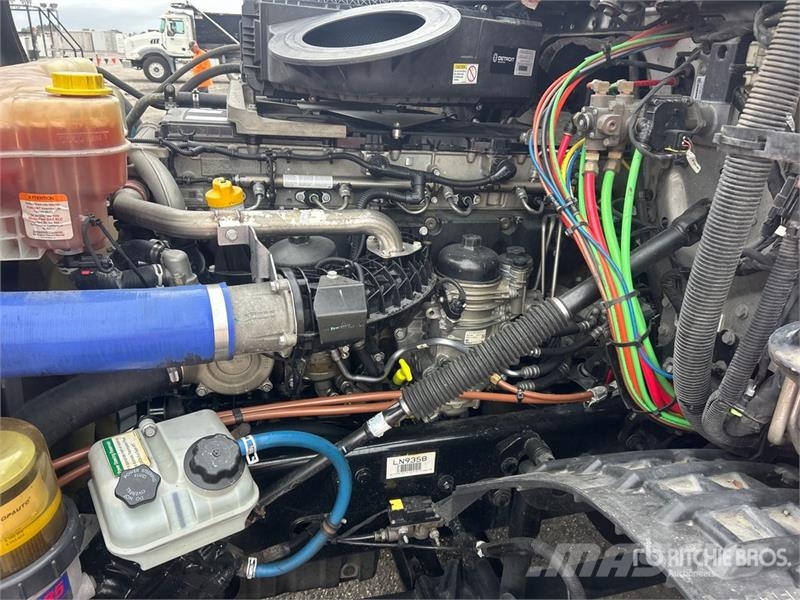 Freightliner Cascadia 126 6x4 T/A Sleeper Truck Tractor Vlačilci