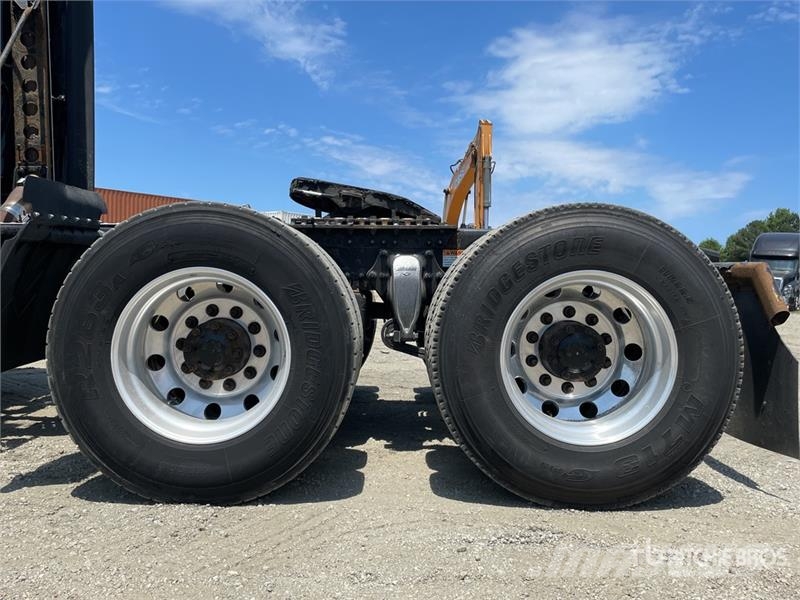 Freightliner Cascadia 126 6x4 T/A Sleeper Truck Tractor (Inoper Седельные тягачи