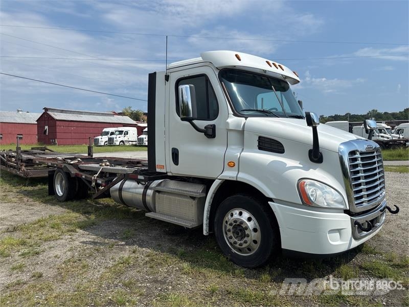 Freightliner Cascadia 113 Camiones portavehículos