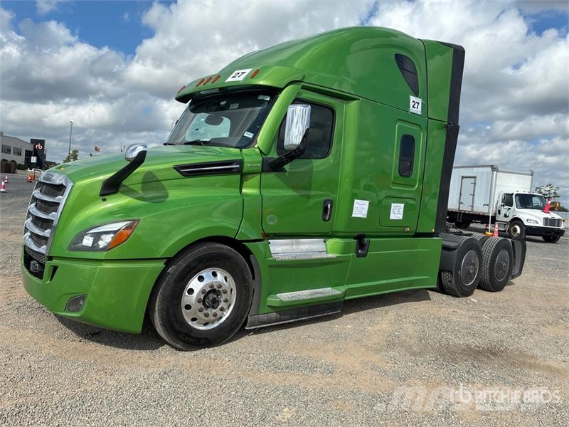 Freightliner Cascadia 126 6x4 T/A Sleeper Truck Tractor 中古トラクターヘッド | トレーラーヘッド