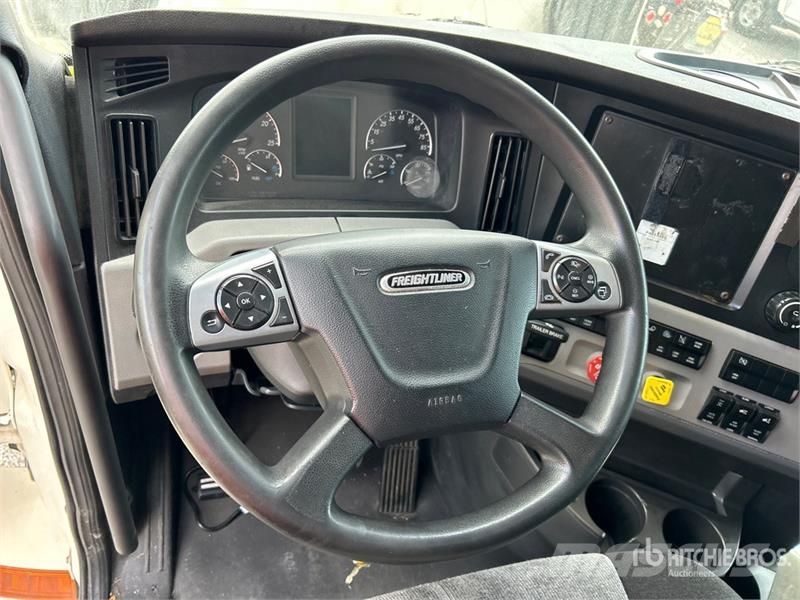 Freightliner Cascadia 126 6x4 T/A Sleeper Truck Tractor Nyergesvontatók