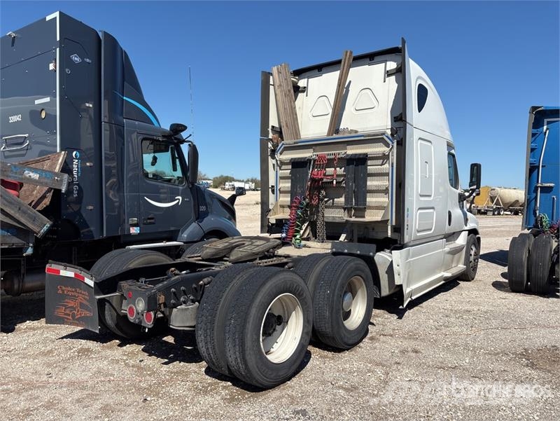Freightliner Cascadia 125 6x4 T/A Sleeper Truck Tractor (Inoper Motrici e Trattori Stradali
