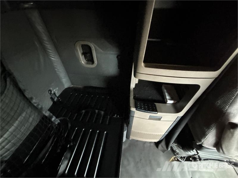 Freightliner Cascadia 125 6x4 T/A Sleeper Truck Tractor Naudoti vilkikai
