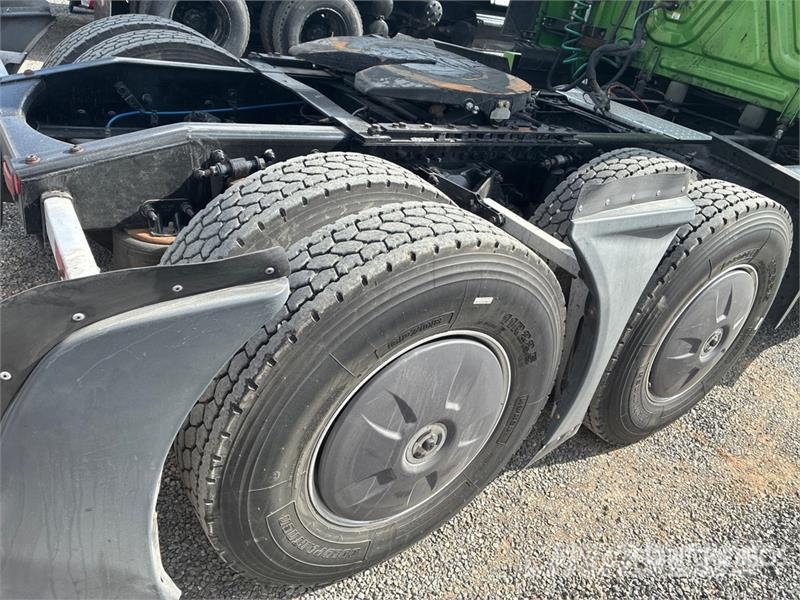 Freightliner Cascadia 126 6x4 T/A Sleeper Truck Tractor 中古トラクターヘッド | トレーラーヘッド