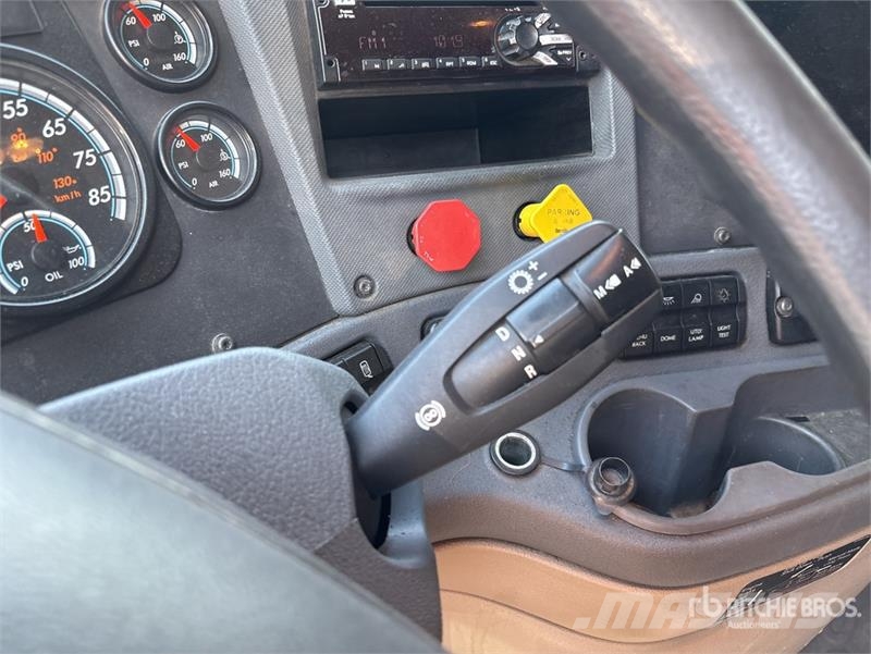 Freightliner Cascadia 125 6x4 T/A Sleeper Truck Tractor Tegljači