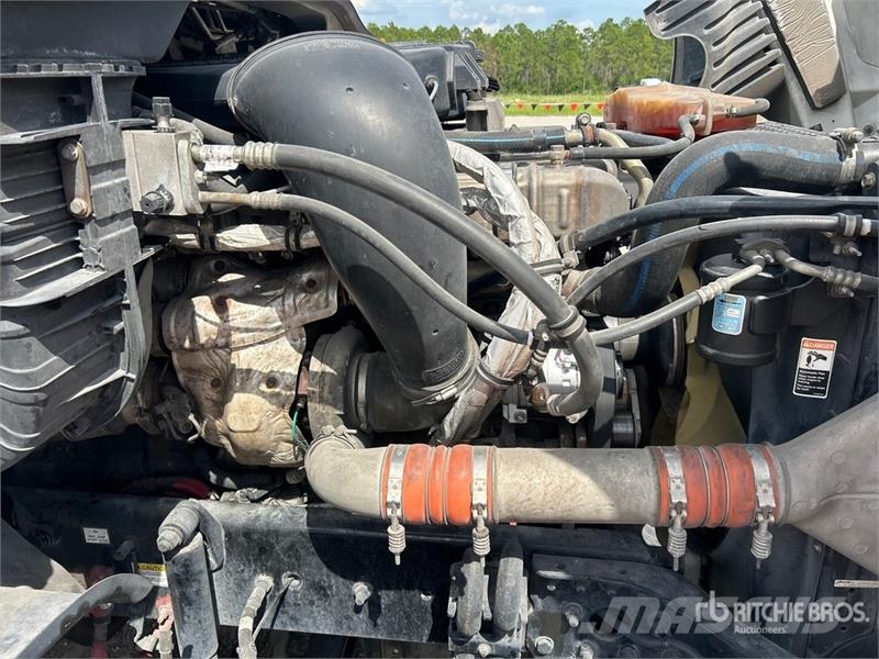 Freightliner Cascadia 125 6x4 T/A Sleeper Truck Tractor 中古トラクターヘッド | トレーラーヘッド