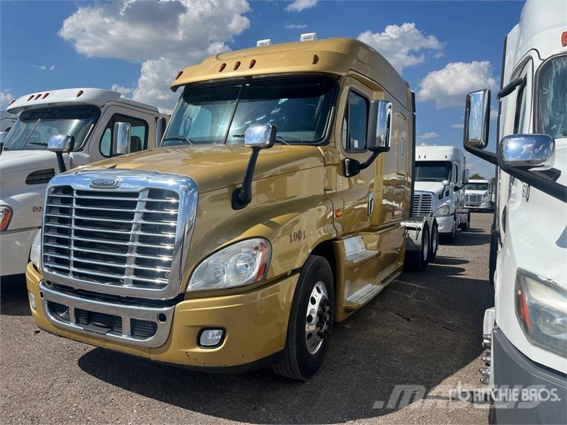 Freightliner Cascadia 125 Car Carrier Truck Autotransporteri