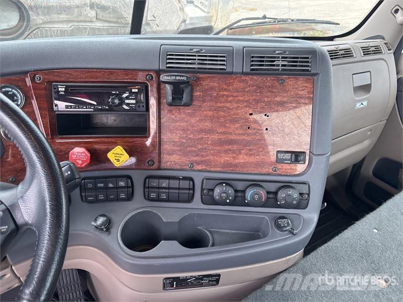 Freightliner Cascadia 113 Camiones portavehículos