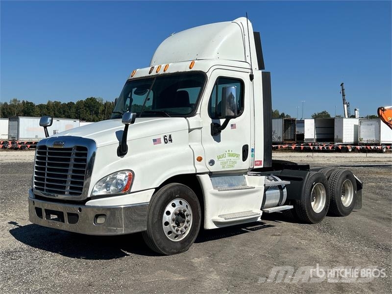 Freightliner Cascadia 125 6x4 T/A Sleeper Truck Tractor Vlačilci