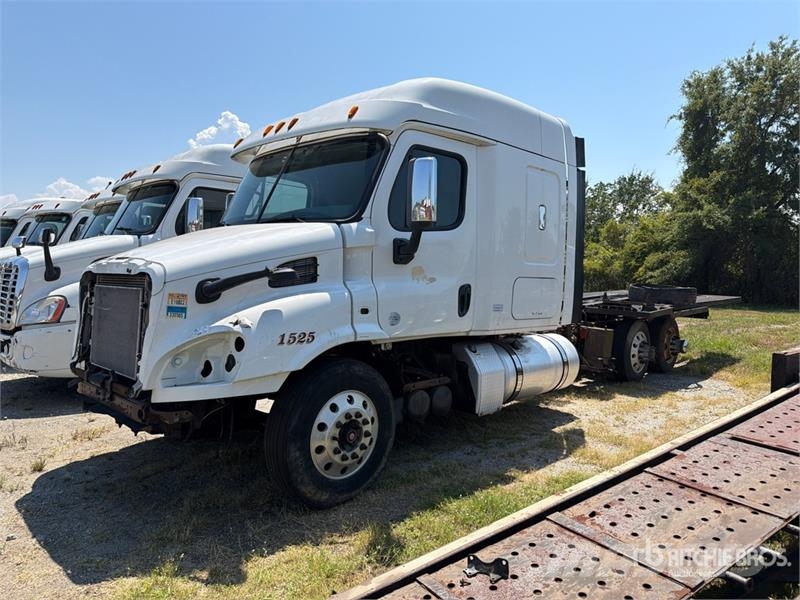 Freightliner Cascadia 113 6x4 Sleeper Car Carrier Truck (Inoper Camiones portacoches