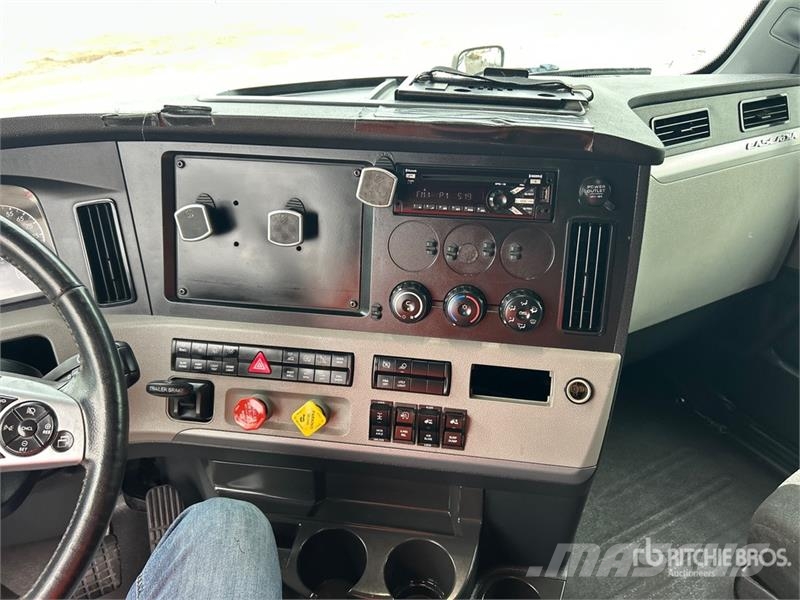 Freightliner Cascadia 126 6x4 T/A Sleeper Truck Tractor Vilcēji