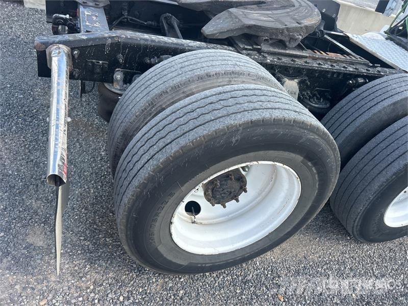 Freightliner Cascadia 125 6x4 T/A Sleeper Truck Tractor Trekkvogner