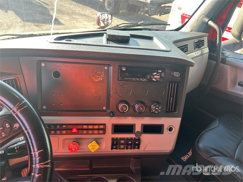 Freightliner Cascadia 126 6x4 T/A Sleeper Truck Tractor Тягачі