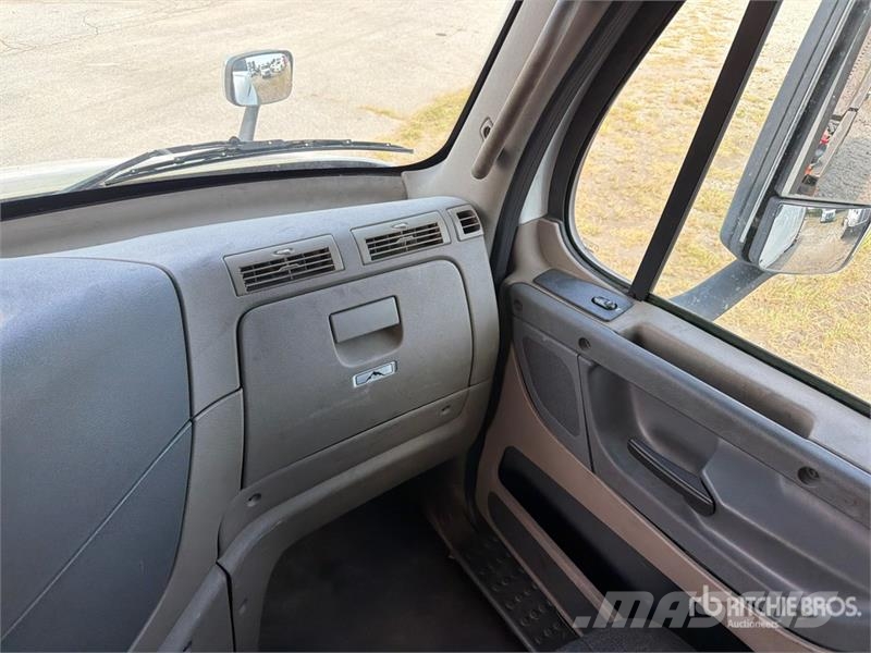 Freightliner Cascadia 113 6x4 Sleeper Car Carrier Truck Camiones portacoches
