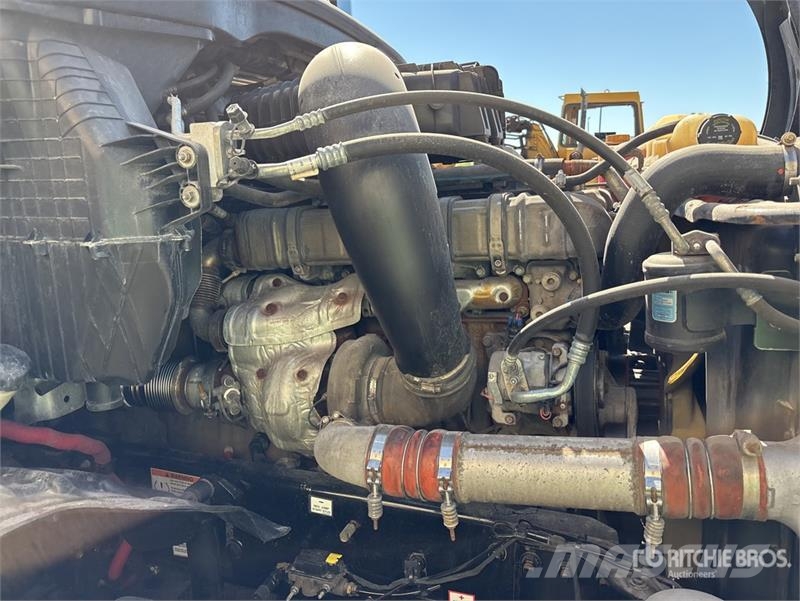 Freightliner Cascadia 126 6x4 T/A Sleeper Truck Tractor Седельные тягачи