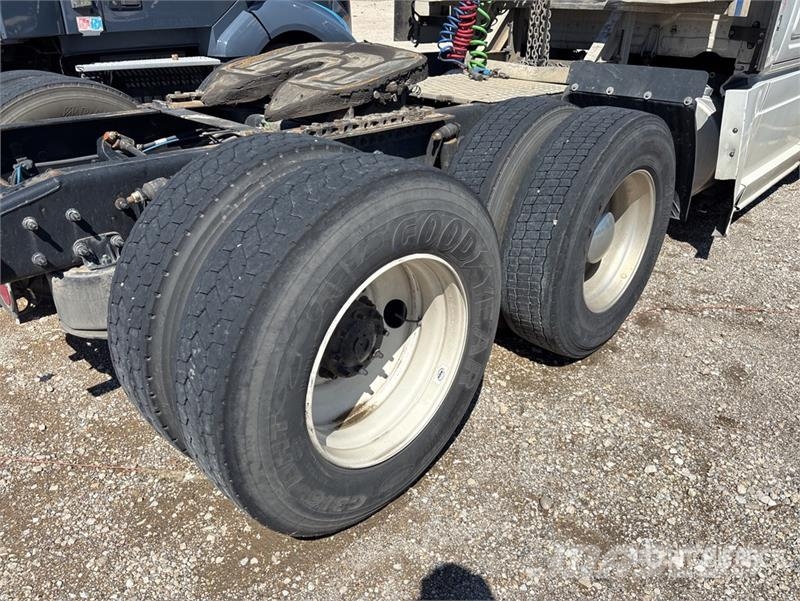 Freightliner Cascadia 125 6x4 T/A Sleeper Truck Tractor (Inoper Motrici e Trattori Stradali