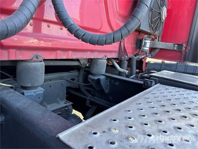 Freightliner Cascadia 126 6x4 T/A Sleeper Truck Tractor Sattelzugmaschinen