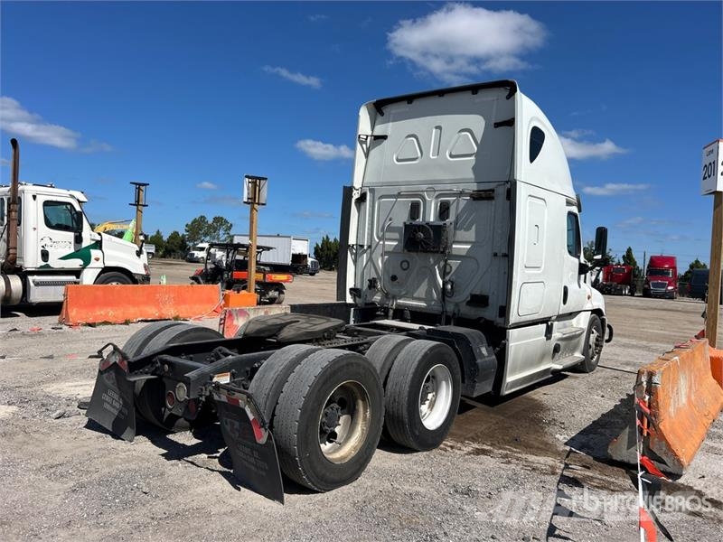 Freightliner Cascadia 125 6x4 T/A Sleeper Truck Tractor (Inoper Cavalos mecânicos