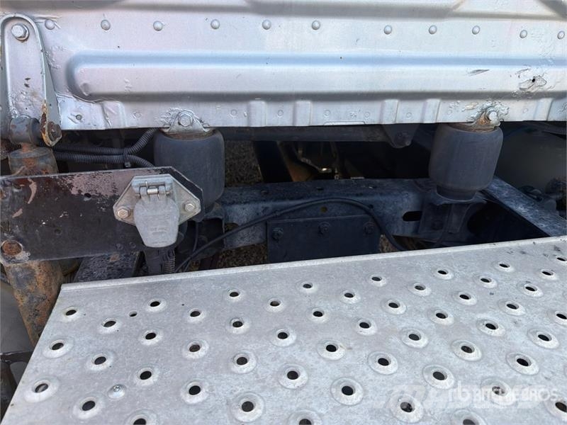 Freightliner Cascadia 125 6x4 T/A Sleeper Truck Tractor 中古トラクターヘッド | トレーラーヘッド