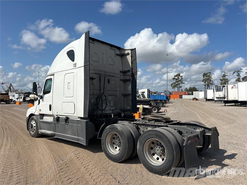Freightliner Cascadia 126 6x4 T/A Sleeper Truck Tractor Cabezas tractoras