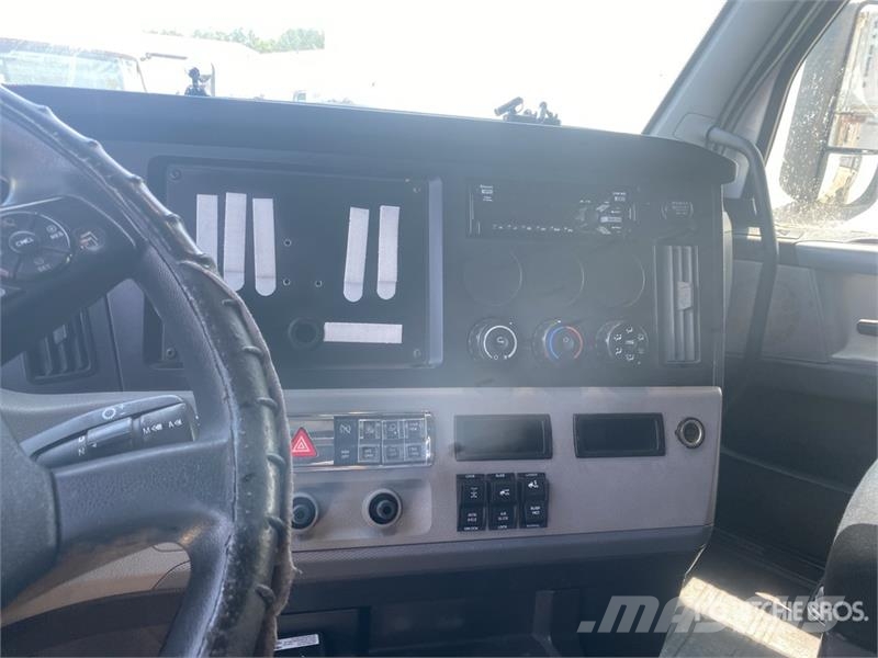 Freightliner Cascadia 126 6x4 T/A Sleeper Truck Tractor (Inoper 中古トラクターヘッド | トレーラーヘッド