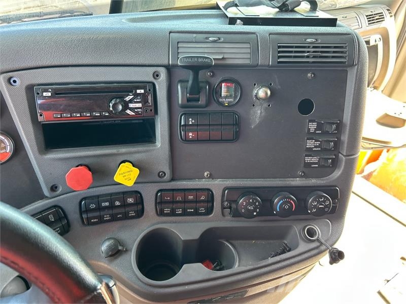 Freightliner Cascadia 125 6x4 T/A Sleeper Truck Tractor (Inoper Cavalos mecânicos