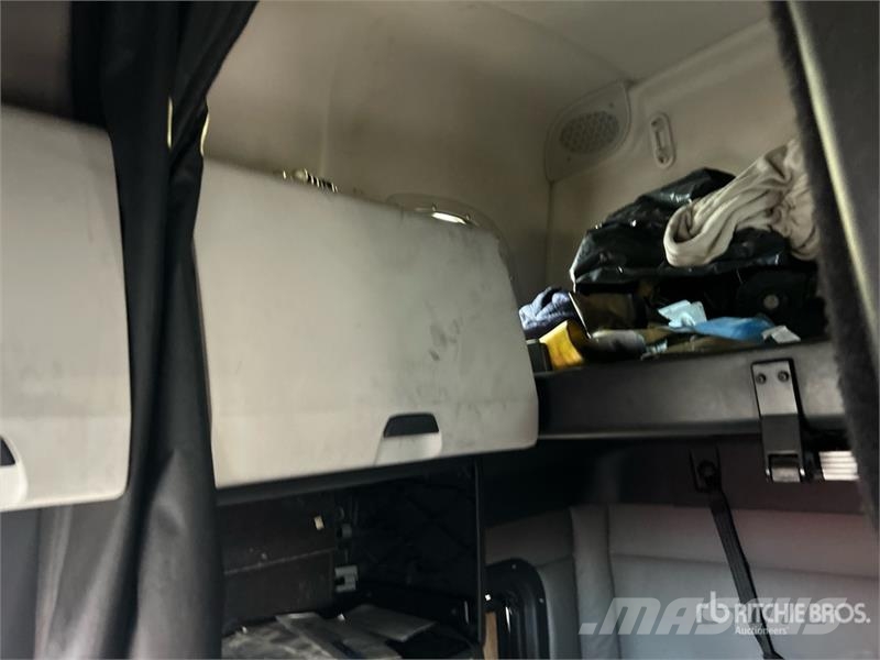 Freightliner Cascadia 6x4 T/A Sleeper Truck Tractor (Inoperable Trekkvogner