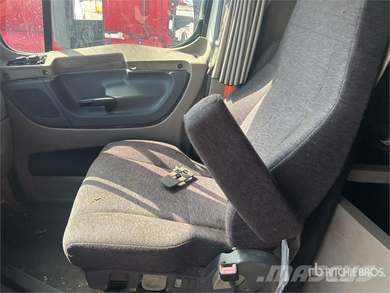 Freightliner Cascadia 125 6x4 T/A Sleeper Truck Tractor Trekkvogner