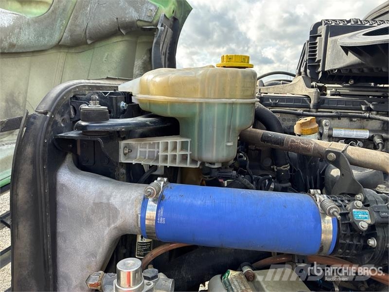 Freightliner Cascadia 126 6x4 T/A Sleeper Truck Tractor 中古トラクターヘッド | トレーラーヘッド