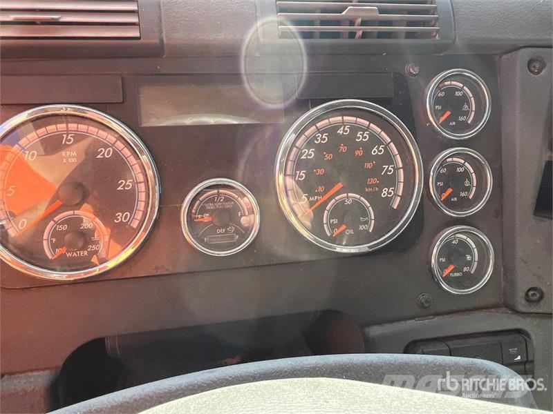 Freightliner Cascadia 125 6x4 T/A Sleeper Truck Tractor Vlačilci