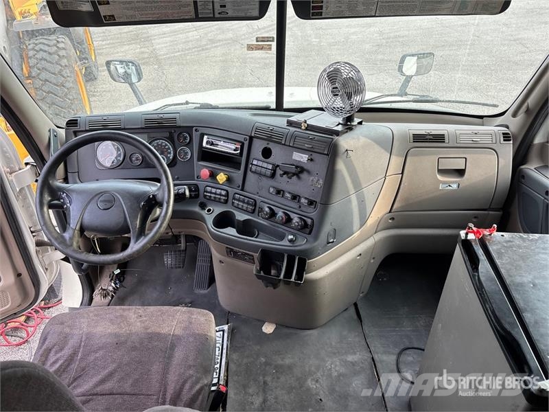 Freightliner Cascadia 125 6x4 T/A Sleeper Truck Tractor Sattelzugmaschinen