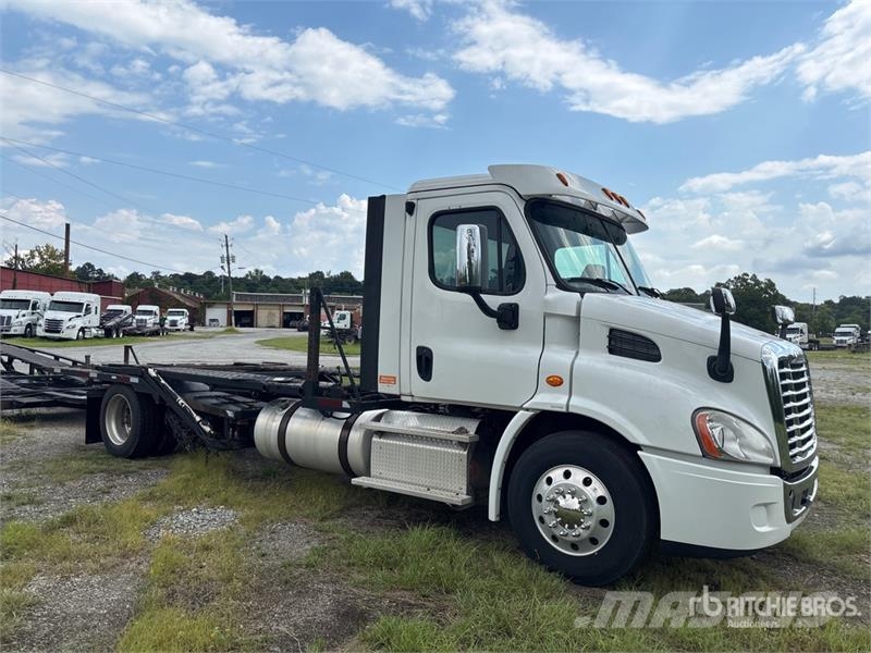 Freightliner Cascadia 113 Camiones portavehículos