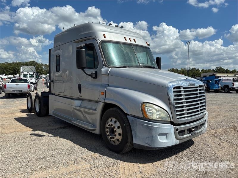 Freightliner Cascadia 125 6x4 T/A Sleeper Truck Tractor 中古トラクターヘッド | トレーラーヘッド