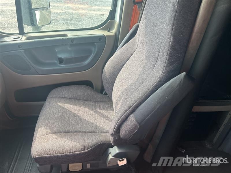 Freightliner Cascadia 125 6x4 T/A Sleeper Truck Tractor Седельные тягачи