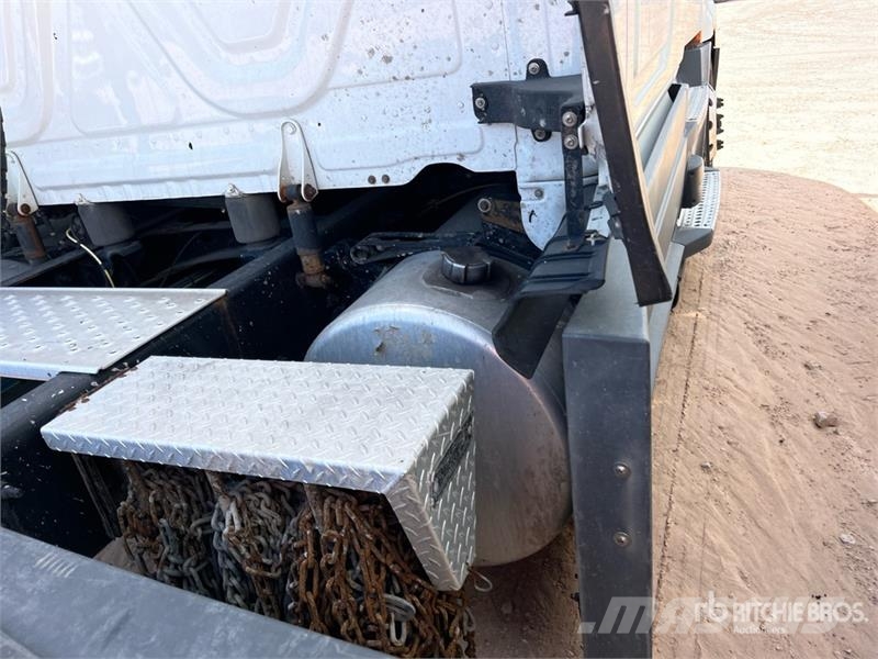 Freightliner Cascadia 126 6x4 T/A Sleeper Truck Tractor Седельные тягачи