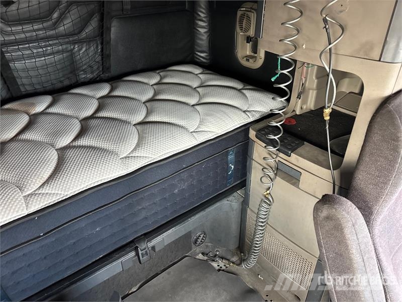 Freightliner Cascadia 125 6x4 T/A Sleeper Truck Tractor Sattelzugmaschinen
