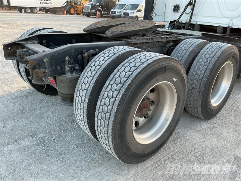 Freightliner Cascadia 126 6x4 T/A Sleeper Truck Tractor (Inoper Tegljači