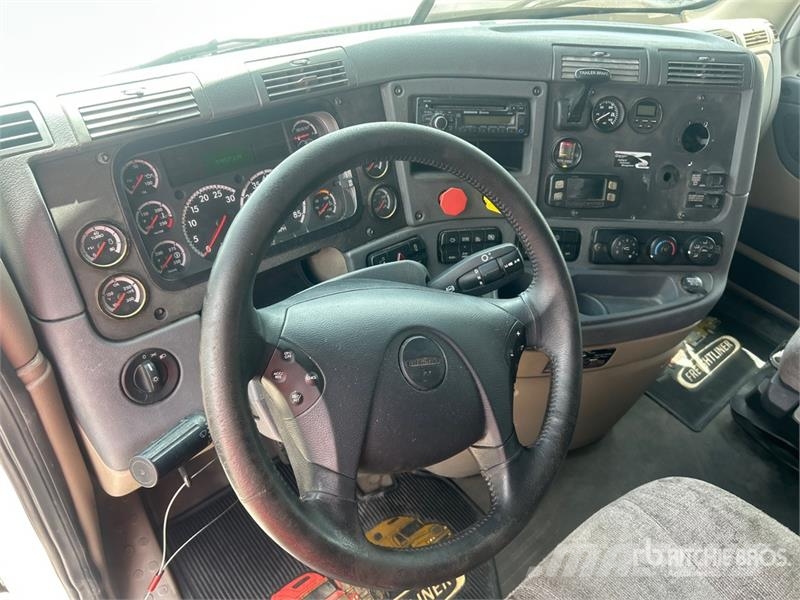 Freightliner Cascadia 125 6x4 T/A Sleeper Truck Tractor 中古トラクターヘッド | トレーラーヘッド