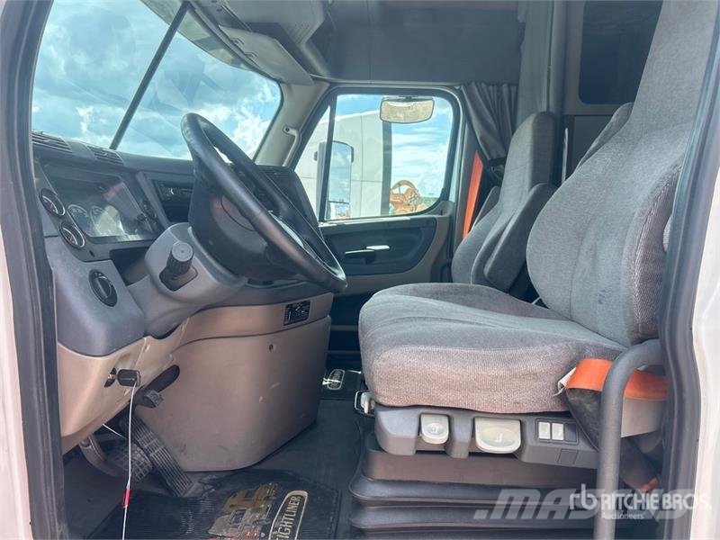 Freightliner Cascadia 125 6x4 T/A Sleeper Truck Tractor 中古トラクターヘッド | トレーラーヘッド