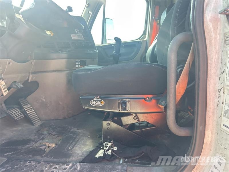 Freightliner Cascadia 125 6x4 T/A Sleeper Truck Tractor Trekkvogner