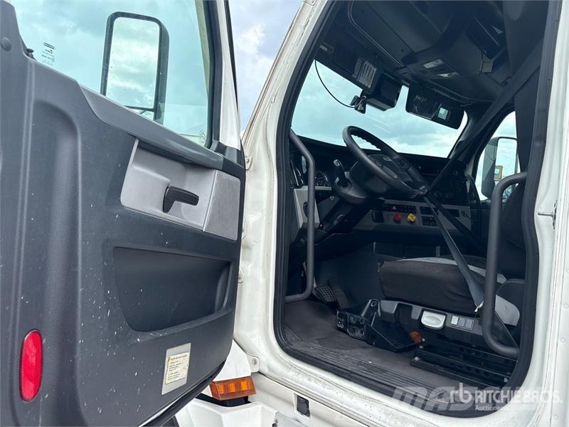 Freightliner Cascadia 126 6x4 T/A Sleeper Truck Tractor (Inoper Тягачі
