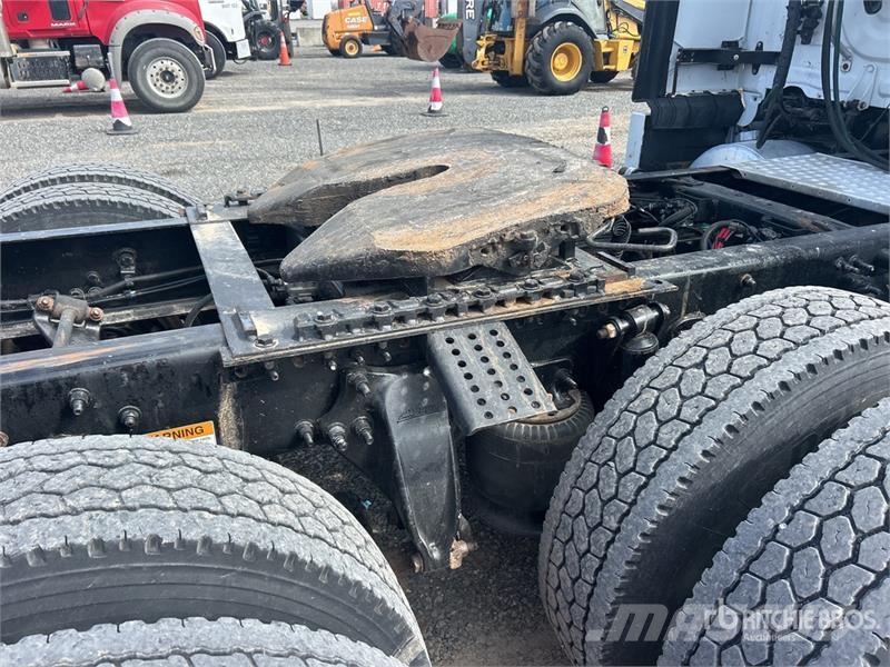 Freightliner Cascadia 125 6x4 T/A Sleeper Truck Tractor Tegljači