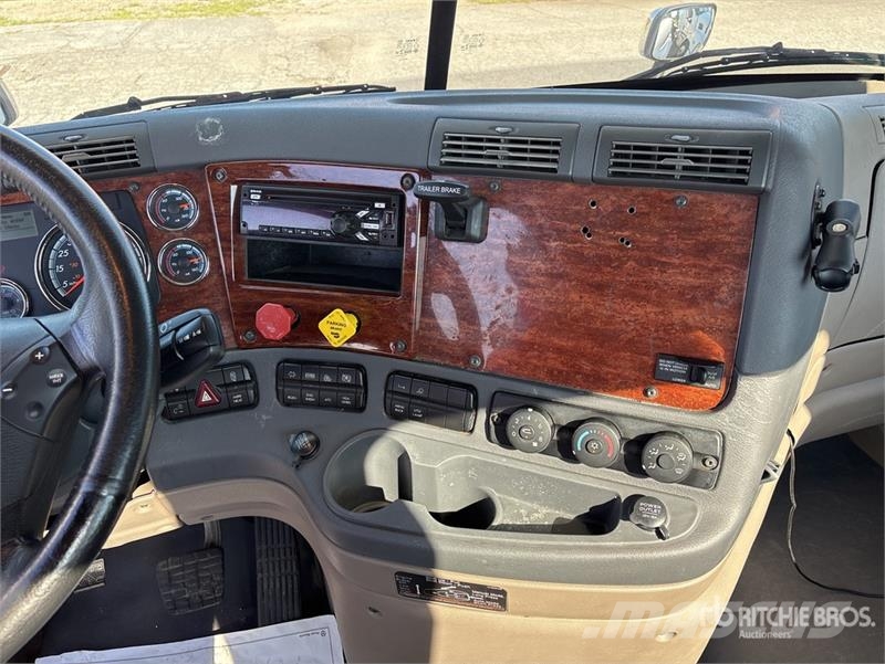 Freightliner Cascadia 113 4x2 Car Carrier Truck Trasportatore per veicoli
